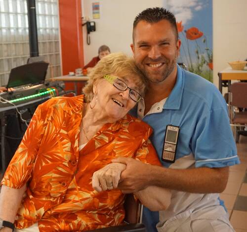 Un infirmier avec une résidente