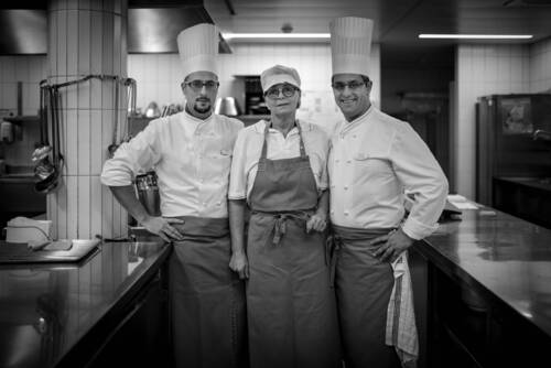 L'équipe de cuisine des Planchettes prenant la pose dans leur cuisine