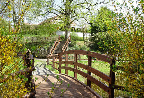 Un pont en bois au milieu du parc des Planchettes