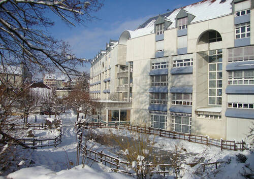 Le bâtiment des Planchettes et son parc enneigé en hiver